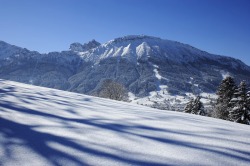 Breitenberg Schattenspiel auf schneedeckten Wiesen mit traumhaftem Blick auf den Breitenberg.