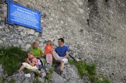 Familie auf dem Falkenstein Familienausflug auf den Falkenstein - da kommt eine Rast gerade recht. Die Ruine liegt 1268 m über dem Meer und ist damit die höchste Burgruine Deutschlands.