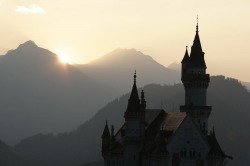 Schloss Neuschwanstein Das Schloss des Märchenkönigs - König Ludwig - Schloss Neuschwanstein ist 15 km entfernt.