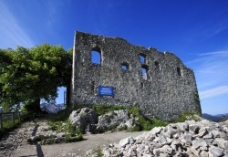 Ruine Falkenstein Strahlend blauer Himmel und einzigartiger Ausblick von der Burgruine Falkenstein.