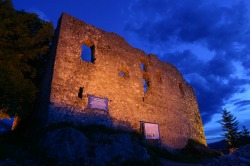 Burgruine Falkenstein bei Nacht Die Burgruine Falkenstein wird bei Nacht in ein romantisches Licht getaucht.
