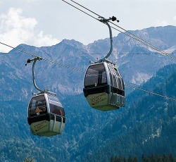 Breitenbergbahn Bequeme Auffahrt mit der 4er Gondel auf den Breitenberg. Erfreuen Sie sich an den Almwiesen inmitten der wechselhaften Natur bei einer Wanderung.