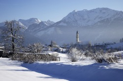 Wintertraum Genie�en Sie die Winterlandschaft mit Aussicht auf die Pfrontener Pfarrkriche St. Nikolaus, das Brentenjoch und den Ro�berg.