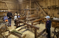 Heumuseum Entdecken Sie im Pfrontener Wiesheustadel am Bergwiesenpfad alte Fotographien, Handwerks- und Erntegeräte. Erfahren Sie von der mühsamen Arbeit der Bergbauern, der Landwirtschaft in den Bergen und dem mühsamen Transport ins Tal.