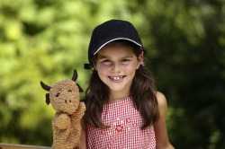 Kind mit Handpuppe Kinder können in Pfronten ihre Fantasiewelt eintauchen und nach Herzenslust spielen.