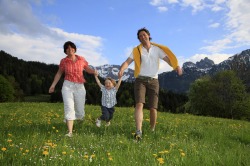 Familie mit Kind "Engele, Engele flieg..." - auch die Kleinen finden neuen Schwung bei einer Wanderung durch saftige Bergwiesen in Pfronten.