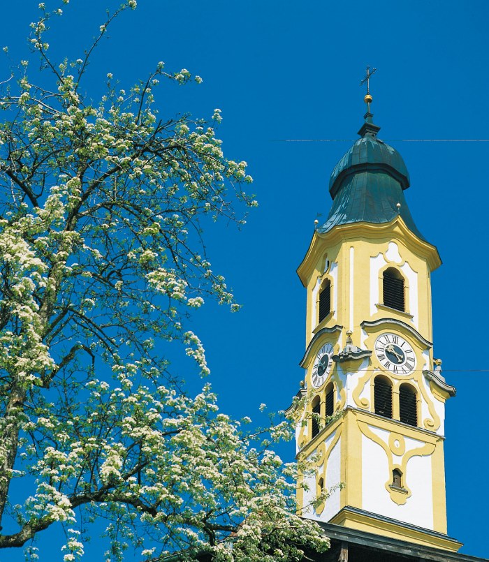Kirchturm der Pfarrkirche St. Nikolaus im Frühling.