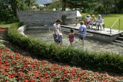 Kneippbecken im Kurpark Ab ins Wasser - Gesundheit nach Kneipp im Kurpark in Pfronten. W�chentlich am Dienstag wird eine praktische Kurzeinf�hrung in die Gesundheitsanwendungen nach Pfarrer Sebastian Kneipp angeboten.