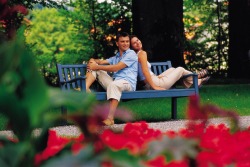 Pärchen im Kurpark Pärchen relaxt im Kurpark in Pfronten-Heitlern.