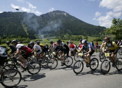 Mountain Bike Marathon Startschuss zum 2. Mountainbike Marathon in Pfronten. Die Teilnehmer im Jahre 2005 starten hier in das spannende Rennen, bei dem �ber 53 km Strecke und 1.900 H�henmeter zu bew�ltigen sind.