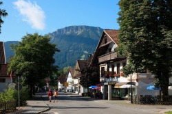 Ortszentrum Pfronten-Ried Ortszentrum Pfronten Ried mit Blick auf das Café Fuchs und den Breitenberg im Hintergrund.