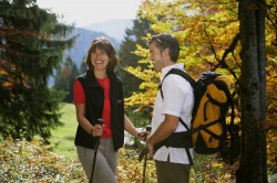 Herbstwandern im Pfrontener Tal Kurze Rast beim Nordic Walking inmitten von herbstlich gef�rbten B�umen mit herrlichem Ausblick auf das Bergpanorama.