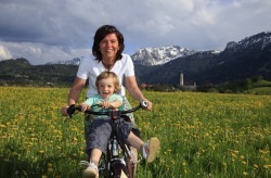 Mutter mit Kind auf Fahrrad Familienspaß bei einer gemütlichen Radeltour durch das Pfrontener Tal.