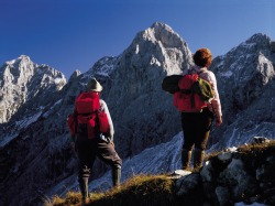 Wanderer in den Allgäu Alpen Die beiden Wanderer betrachten sich staunend die faszinierende Bergwelt.