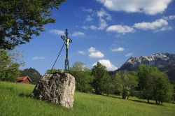 Wegkreuz in Pfronten Meilingen Wegkreuz in Pfronten-Meilingen vor strahlend blauem Himmel und dem Ro�berg.