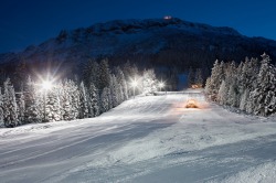 Flutlichpiste Skizentrum Frisch präparierte Pisten zur abendlichen Flutlichtfahrt im Skizentrum am Fuße des Breitenbergs.