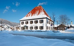Haus des Gastes Hier im Haus des Gastes erhalten die G�ste, wie der Name schon verr�t, Informationen �ber Wander- und Radm�glichkeiten, Veranstaltungshinweise und viele weitere gute Tipps f�r die Freizeitgestaltung.
