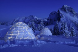 Iglu bei Nacht Kuscheliges Winterlicht im selbstgebauten Iglu mit Blick auf den Gipfel des Aggensteins.