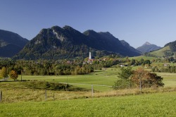 Kienberg im Herbst Blick auf den Kienberg und die Pfarrkirche St. Kirche im Herbst.