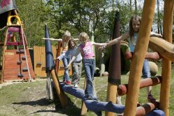 Märchenspielplatz  Viele Spielger�te gibt es auf dem M�rchenspielplatz. Die Kinder vergn�gen sich am Rapunzelturm sowie bei den sieben Zwerge zum Balancieren.
