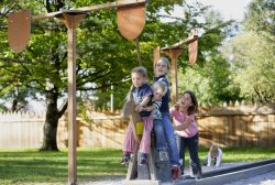 Ritterspielplatz Pfronten-Ried Hier tauchen kleine und große Kinder mit ihren Eltern in die Welt des Mittelalters ein. Und wie für Ritter typisch, können die Kleinsten "hoch zu Ross" ihre Geschicklichkeit beweisen.