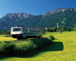 Ausserfernbahn Pfronten Die Ausserfernbahn aus Kempten auf dem Weg zum Bahnhof in Pfronten-Ried. Die "Mitfahrer" genie�en einen wunderbaren Blick auf den Pfrontener Breitenberg, Brentenjoch und Ro�berg und den Kirchturm von St. Ni...