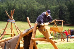 Kuh Kuh Matz-Spielplatz Hoch über dem Tal auf der Alpfläche der "Schloßanger Alp" laden hölzerne Kühe zum Spielen ein.