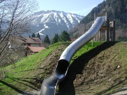 Schatzinsel Riesenrutsche auf dem Spielplatz Schatzinsel am Rande vom Kurpark in Pfronten-Heitlern.