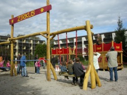 Zirkuswelt Mit den Häusern rings herum, deren Balkons wie Logen auf den Sitzrängen eines Zirkus wirken, ist eine Kulisse schon vorhanden.