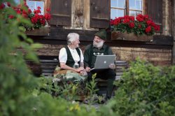 Ehepaar vor Heimathaus