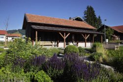 Werkstadel am Haus des Gastes hier werden verschiedene Kreativkurse angeboten. Schnitzen, Perlendrehen, Kreatives mit Heu, uvm.