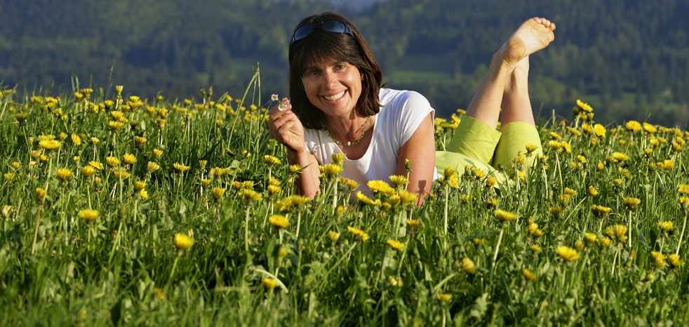 frauinlwenzahnwiese_ausschnitt_982x466 (&copy; Pfronten Tourismus/ E. Reiter : Pfronten Tourismus/ E. Reiter )