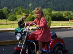 Spielplatz an der Breitenbergbahn Hier findet ihr einen Schaufelbagger, eine Wasserspritze und k�nnt entlang des Seils an einer langen Winde gleiten und mit Elektroautos um die Wette fahren. Dieser Spielplatz befindet sich direkt an der Tal...