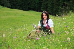 Heukönigin Sandra I. Am 02. Juli 2011 wurde Sandra zur siebten Pfrontener Heuk�nigin gew�hlt. Sie vertritt als Tourismusbotschafterin den Heuort Pfronten.