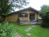 Front Holzhaus mit Terrasse