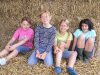 Kinder im Stroh