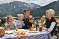 Urlaub in Bad Hindelang Familienurlaub in Bad Hindelang - in jeder Hinsicht ein Genuss. Z�nftige Brotzeiten, die Allg�uer Bergkulisse und traumhafte Unterk�nfte machen Ihren Urlaub im Oberallg�u zum unvergesslichen Erlebnis.
