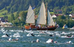 Allgäu Triathlon am Großen Alpsee Triathlon-Schwimmer im Gro�en Alpsee bei B�hl. Im Hintergrund der historische Alpsee-Segler Santa-Maria-Loreto.