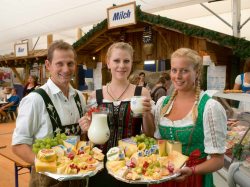 Milchzelt Viele heimische K�stlichkeiten erwarten Sie im Milchzelt auf der Allg�uer Festwoche.