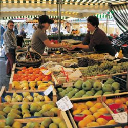 Wochenmarkt in Kempten Jeden Mittwoch und Samstag Vormittag findet in Kempten der Wochenmarkt statt. Angeboten wird frisches Obst, Gem�se, Fleisch und K�se. Der Wochenmarkt ist auch ein beliebter Fr�hst�cks-Treffpunkt f�r Jung Alt. �