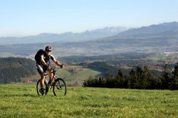 Radeln am Blender Der Blender, ein H�gel im Oberallg�uer Voralpenland geh�rt zur Gemeinde Buchenberg. Von dort genie�t man eine herrliche Aussicht auf das Alpenpanorama.