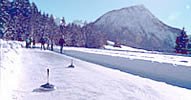 Eisstockschießen und Schlittschuhlaufen