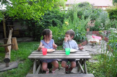 Kinder beim Picknick im Garten Kinder beim Picknick im Garten