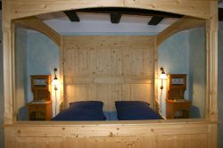 Blaues Zimmer mit Bauernbett