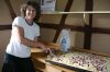 Frau Bauer beim Kuchen backen