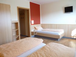 Familienzimmer mit Balkon und Hofblick