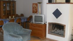 Sitzecke mit Kamin und gro&szlig;em E&szlig;tisch