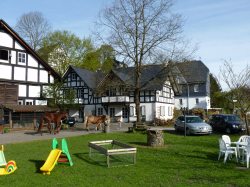 Bauernhof mit Scheune und Ferienhaus
