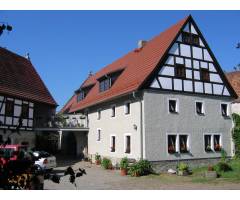 Hofansicht unseres denkmalgeschuetzten Dreiseithofes