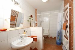 Rollstuhlgeeignetes Badezimmer in unserem Ferienhaus Holder im Gro&szlig;en Lautertal, mitten im Biosph&auml;rengebiet Schw&auml;bische Alb